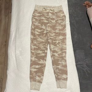 Athleta camo joggers size XS!
